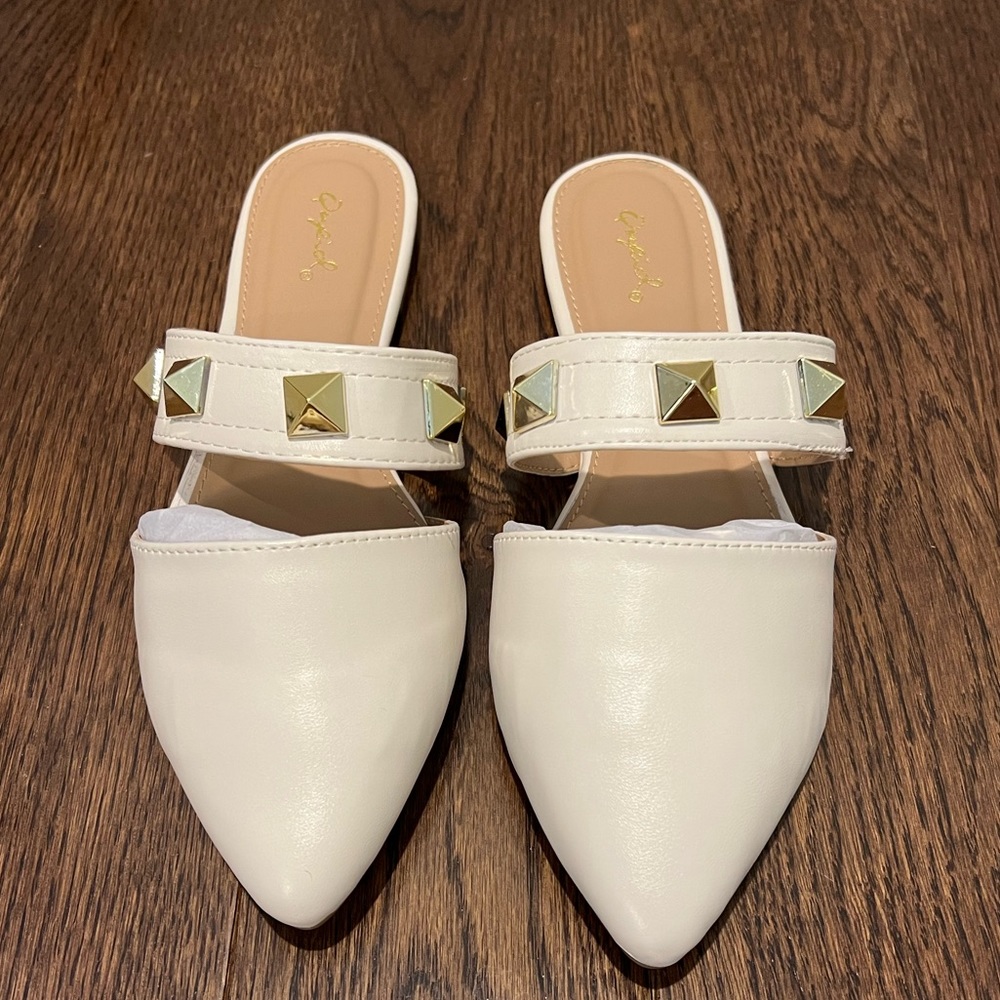 Women’s flats. Never worn. Still packaged. Size 8.5. True to size.